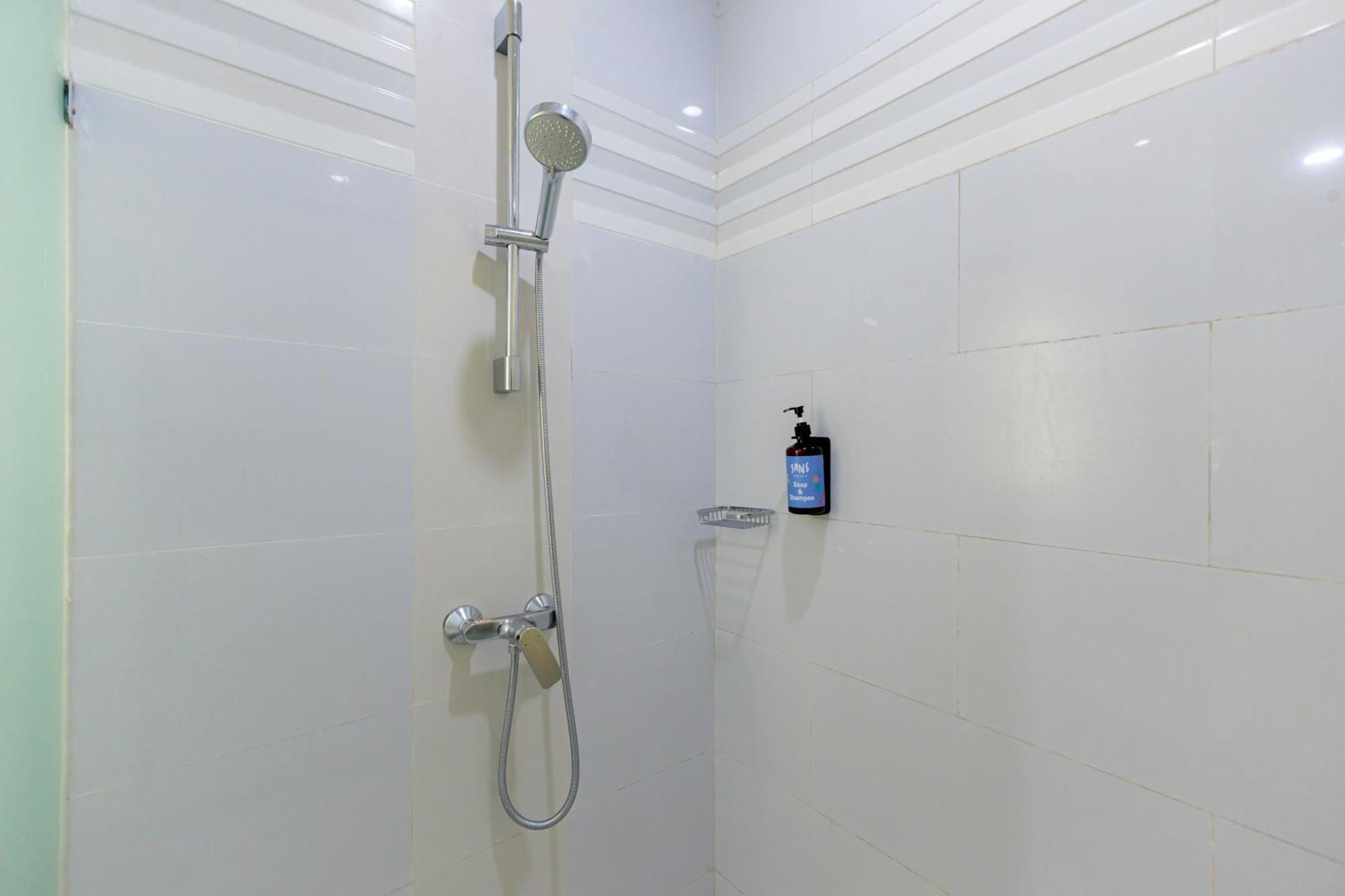 Sans Hotel 88 Andalan Surabaya By Reddoorz Buitenkant foto
